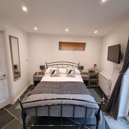 Апартаменти The Den - A Modern, Quirky, Self Contained Unit Браунтон Екстер'єр фото